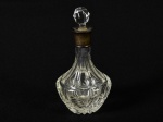 Garrafa licoreira em cristal gargalho adornado em metal espessurado a prata. Med: 18cm