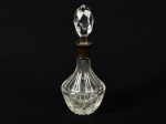 Garrafa licoreira em cristal gargalho adornado em metal espessurado a prata. Med: 22cm (apresenta bicado na tampa e trincado na garrafa)