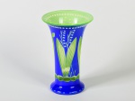 Vaso em uralina verde, decorado com lapidação em folhagens e cobertura azul. Possui restauro na base. Altura: 20m.
