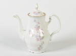 BERNADOTTE - Bule para café em porcelana europeia esmaltada e vitrificada na cor branca, com decoração floral e fio dourado nas bordas. Altura: 23,5cm.