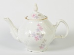 BERNADOTTE - Bule para chá em porcelana europeia esmaltada e vitrificada na cor branca, com decoração floral e fio dourado nas bordas. Altura: 18cm.