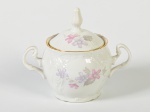 BERNADOTTE - Açucareiro em porcelana europeia esmaltada e vitrificada na cor branca, com decoração floral e fio dourado nas bordas. Altura: 11cm.
