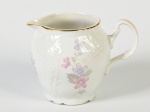 BERNADOTTE - Leiteira em porcelana europeia esmaltada e vitrificada na cor branca, com decoração floral e fio dourado nas bordas. Altura: 9cm.