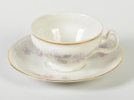 BERNADOTTE - Xícara para chá e pires em porcelana europeia esmaltada e vitrificada, com decoração floral e fio dourado nas bordas.