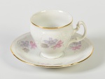 BERNADOTTE - Xícara para café e pires em porcelana europeia esmaltada e vitrificada, com decoração floral e fio dourado nas bordas.