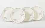 BERNADOTTE - Conjunto de 4 pratinhos para pão, em porcelana europeia esmaltada e vitrificada com decoração floral e fio dourado nas bordas. Diâmetro: 17,5cm.