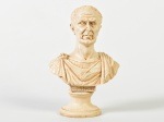 Busto em resina representando o imperador romano JULIO CESAR, assinado próxima a base. Altura: 17cm.