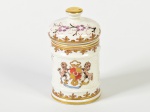 Potiche em porcelana esmaltada e vitrificada, decorado com brasão heráldico e realces dourados. Altura: 12cm.