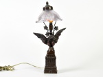 Luminária em bronze, base escultura em bronze representando águia. Cúpula em vidro translúcido. Altura: 42cm.