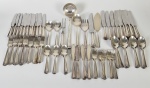 RADIO- Parte de faqueiro em metal espessurado a prata constando 08 peças para servir, 12 facas para peixe, 12 garfos para peixe, 12 garfos de mesa, 12 facas de mesa, 12 garfos para sobremesa, 12 facas  para sobremesa, 12 colheres de sopa e 11 colheres de sobremesa. (Total 103 peças)