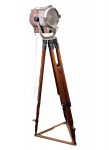 Antiga luminária triple  alemã circa 50/60 base em madeira e ponteira em ferro. Med 142cm (no estado)(s/garantia futuras)