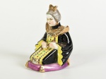 Escultura em porcelana esmaltada e vitrificada, representando dignatário. Altura: 14,5cm.