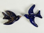 Lote com 2 esculturas em porcelana representando andorinhas, na cor azul. Medidas: 14,5 x 11,5cm / 12 x 9cm.