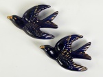 Lote com 2 esculturas em porcelana representando andorinhas, na cor azul. Medidas: 13 x 9,5cm.