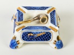 CSJ - Cinzeiro em porcelana esmaltada e vitrificada, nas cores branco, azul e dourado. Medidas: 5 x 13 x 13cm.
