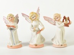Conjunto de 3 esculturas em porcelana representando anjos. 1 escultura se encontra com asa quebrada. Altura maior: 15cm.