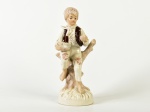 Escultura em porcelana espanhola esmaltada e vitrificada, representando garoto com cesto de frutas. Altura: 21cm.
