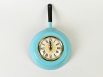 RUBINICK - Relógio em frigideira decorativa de metal esmaltado na cor azul. Movimento a corda, sem garantia de funcionamento. Diâmetro: 19cm; Comprimento do cabo:13cm.