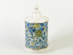 Pote de farmácia em porcelana esmaltada e vitrificada, decorado com motivos florais. Apresenta leves lascados na borda. Altura e diâmetro: 25cm.