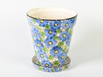 Vaso e base em faiança esmaltada e vitrificada, com decoração floral. Altura e diâmetro do vaso: 26,5 x 24cm / base: 3 x 19,5cm.