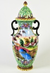 ALCOBAÇA - Ânfora em faiança portuguesa esmaltada e vitrificada, decorada com cena de paisagem campestre e flores. Altura: 49cm.