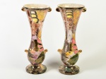 TASCA - Par de vasos em faiança esmaltada e vitrificada, decorados com motivos florais e pintura em relevo. Altura: 36,5cm.
