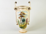 TASCA - Vaso em faiança esmaltada e vitrificada, na cor bege, decorada com paisagem campestre e realces dourados. Altura: 49,5cm.