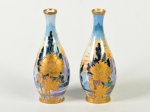 Par de vasinhos em porcelana esmaltada e vitrificada, decorados com paisagem arbórea e motivo floral dourado. Altura: 13cm.