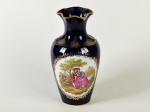 LIMOGES - Vaso em porcelana francesa esmaltada e vitrificada, decorado com cena galante e realces dourados. Altura: 23cm.