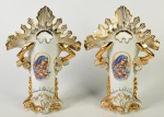 Par de vasos em porcelana esmaltada e vitrificada na cor branca, com os dizeres "LEMBRANÇA DE NOSSA SENHORA DA PENHA - RIO", decorados com imagem religiosa e realces dourados. Altura: 27,5cm.