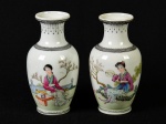 Par de vasos em porcelana oriental esmaltada e vitrificada, decorados com personagem e ideogramas. Marcados na base. Altura: 13cm.