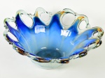 Centro de mesa em vidro murano, em tonalidades de azul e bordas translúcidas. Altura e diâmetro: 33 x 34cm.