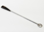 Calçadeira em metal. Med: 57cm (colada)