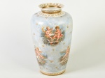 Vaso em porcelana decorado com anjos e motivos florais, bordas com realces dourados. marcado na base. Altura: 30cm.