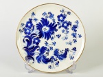 ZAPPI S.A - medalhão em faiança esmaltada e vitrificada, decorado com motivos florais e realces dourados. Diâmetro: 30,5cm.