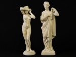 Lote com 2 esculturas em pó de mármore, representando figuras femininas. No estado. Altura: 25cm / 22cm.