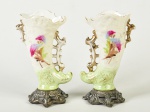Par de vasos em porcelana, base em metal, no formato de chifre. Decorado com motivos florais. Altura: 14cm.