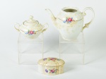 Lote composto de 1 bule sem tampa (13xm de altura)e 1 açucareiro da amrca RENNER, mais 1 caixinha sem marca 5 x 11 x 6cm). Todos em porcelana branca, com decoração floral.
