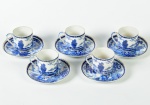 Conjunto de 5 pequenas xícaras e pires para café em porcelana japonesa esmaltada e vitrificada, decoradas com cena campestre e realces dourados. Altura das xícaras: 4,5cm.