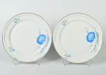 ROSENTHAL - Par de pratos rasos em porcelana alemã esmaltada e vitrificada da linha WINIFRED, na cor branca, com decoração floral e fio dourado nas boras. Diâmetro: 24cm.