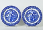 WOODS WARE - Par de pratos rasos em faiança inglesa esmaltada e vitrificada, com decoração dita pombinho. Diâmetro: 23,5cm.