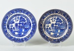 WOODS WARE - Par de pratos para sobremesa em faiança inglesa esmaltada e vitrificada, com decoração dita pombinho. Diâmetro: 17,5cm.