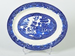 WOODS WARE - Travessa em faiança inglesa esmaltada e vitrificada, com decoração dita pombinho. Medidas: 2,5 x 28 x 22,5cm.