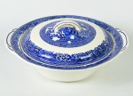 WOODS WARE - Sopeira em faiança inglesa esmaltada e vitrificada, com decoração dita pombinho. Altura e diâmetro: 12 x 24cm.