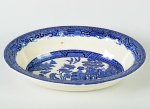 WOODS WARE - Travessa funda em faiança inglesa esmaltada e vitrificada, com decoração dita pombinho. Medidas: 5,5 x 25 x 18,5cm.