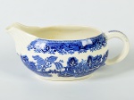 WOODS WARE - Molheira em faiança inglesa esmaltada e vitrificada, com decoração dita pombinho. Apresenta marcas de uso no interior. Medidas: 8,5 x 19 x 9,5cm.