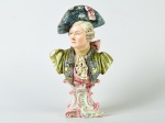 Busto em faiança representando personagem de época. Apresenta restauros. Altura: 34cm.