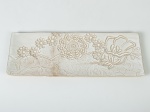 Rocamboleira em cerâmica, decorada com motivos florais em relevo. Medidas: 35 x 13cm.