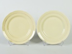VISTA ALEGRE - Par de pratos rasos em porcelana portuguesa esmaltada e vitrificada, na cor creme. Diâmetro: 23cm.