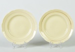 VISTA ALEGRE - Par de pratinhos para bolo em porcelana portuguesa esmaltada e vitrificada, na cor creme. Pratos apresentam bicado na borda. Diâmetro: 15cm.